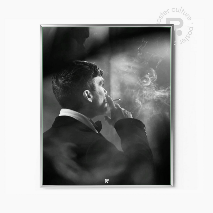 Peaky Blinders – Thomas Shelby fumando, elegancia criminal