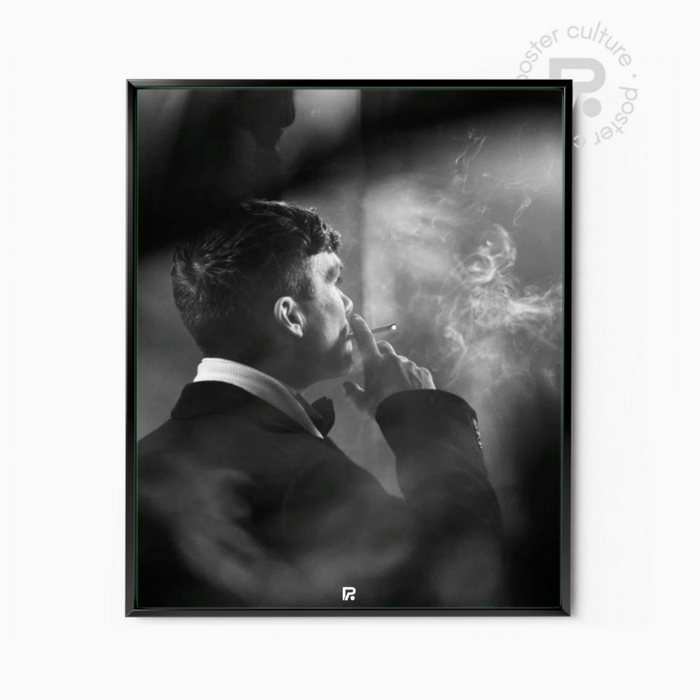 Peaky Blinders – Thomas Shelby fumando, elegancia criminal